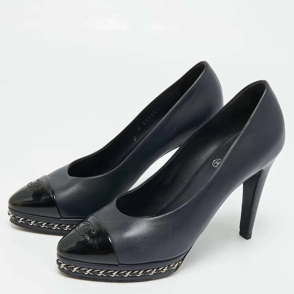 CHANEL Cap Toe Interlocking CC Chain-Trim Platform Pumps - Black Leather size 40